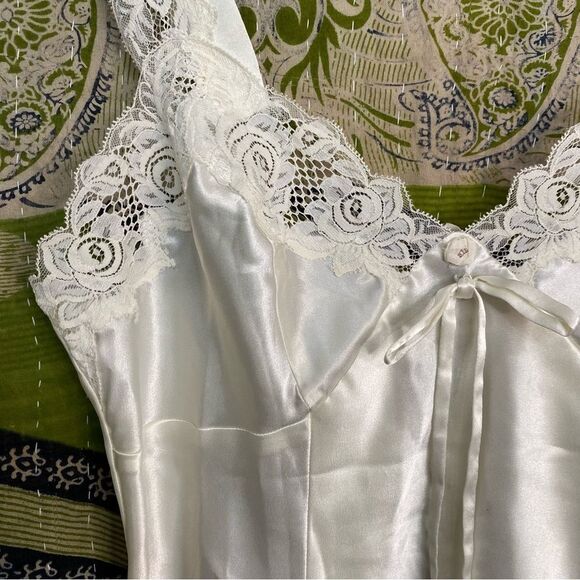 Y2K Victoria’s Secret Bridal Ivory Satin and Lace Slip Dress Size Medium - Picture 3 of 16